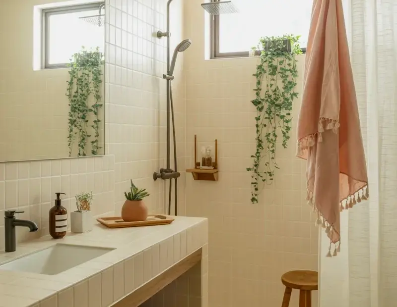 Minimalist bathroom ideas with beige tile and a cozy pink towel